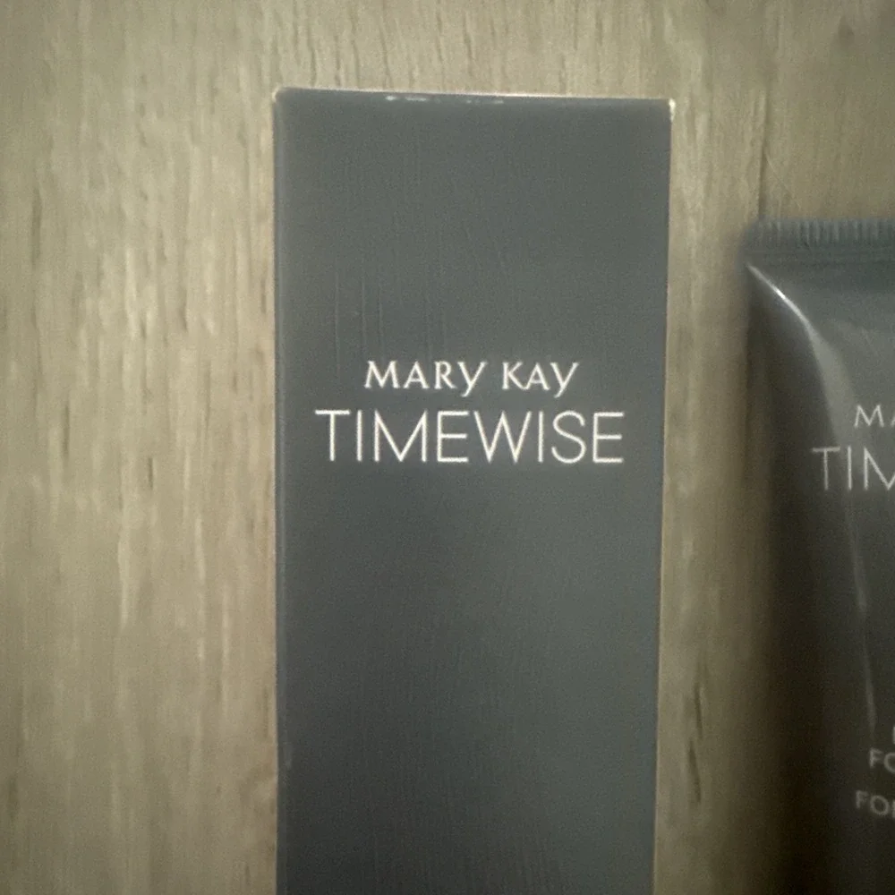 NIB Mary Kay Timewise Matte  3D Foundation Beige W 100